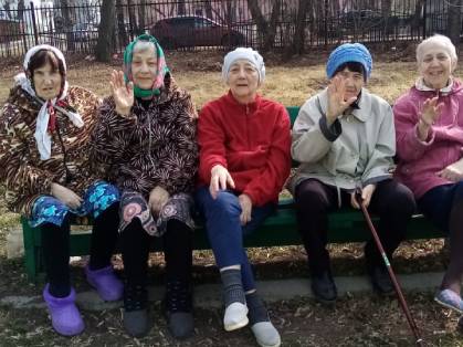 Фото дома престарелых в Красноярске. Частный пансионат для пожилых людей в Красноярске: Прогулки на свежем воздухе в апреле в нашем пансионате в Красноярске (2022)