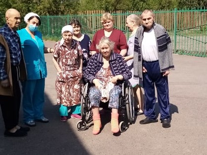 Фото дома престарелых в Красноярске. Частный пансионат для пожилых людей в Красноярске: В нашем пансионате всегда есть прогулки на свежем воздухе