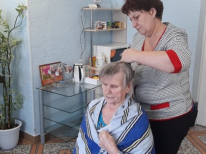 Фото дома престарелых в Красноярске. Частный пансионат для пожилых людей в Красноярске: Уход за волосами пожилого человека в нашем пансионате