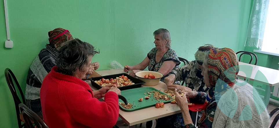 Дом престарелых г. Красноярск: Сегодня наши бабушки готовили всеми любимый пирог "Шарлотка" с яблоками