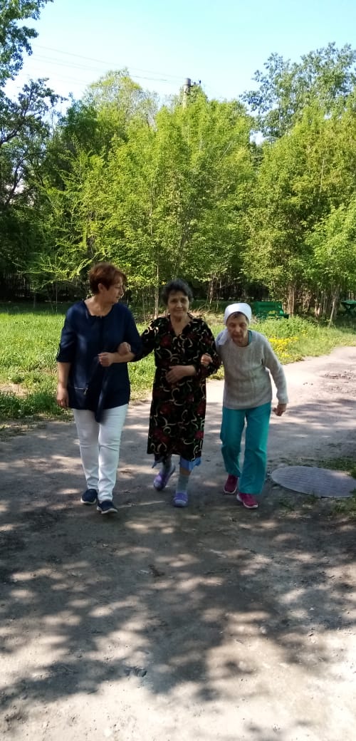 Дом престарелых г. Красноярск: Прогулки на свежем воздухе на территории нашего пансионата