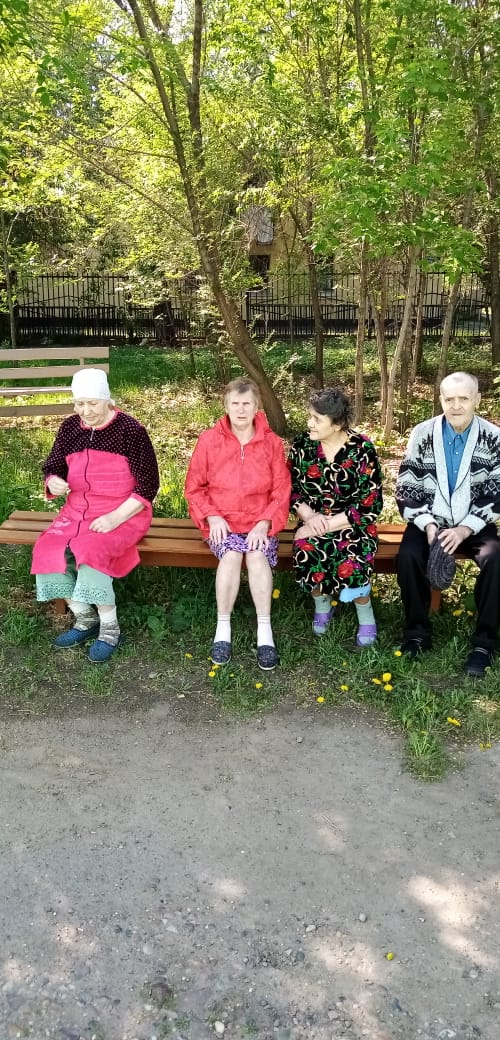 Дом престарелых г. Красноярск: Прогулки на свежем воздухе на территории нашего пансионата