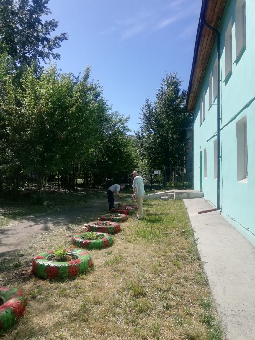 Дом престарелых г. Красноярск: Занимаемся благоустройством на территории нашего пансионата