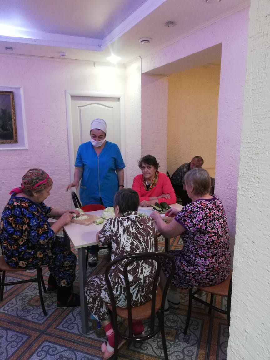 Дом престарелых г. Красноярск: Сегодня наши бабушки приготовили салат со свежих овощей